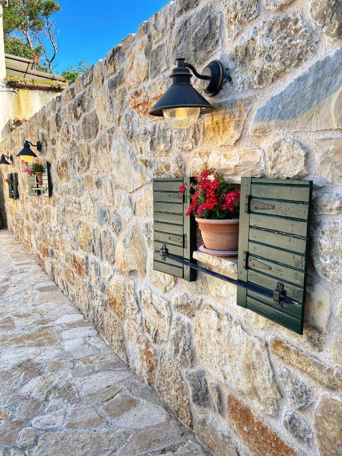 Apartments Mali Dvor Novigrad Novigrad  Buitenkant foto